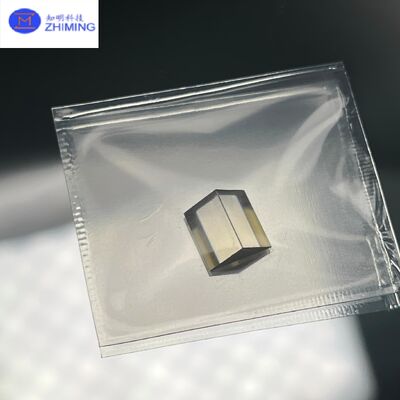 Bom preço Prisma de Cristal Único de TiO₂ com Superfícies Polidas em 3 Lados e Orientação <001>/<110> para Pesquisa Óptica on-line